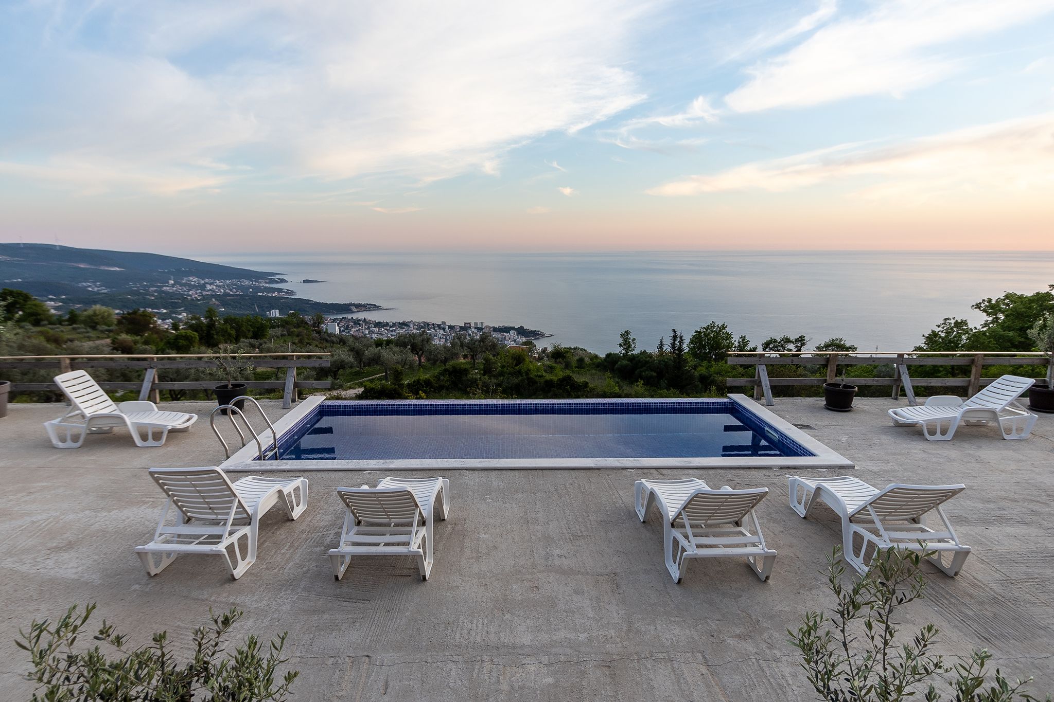 Pool deck, sun loungers, Adriatic horizon